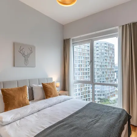 1-bdr Apt With View Poolgym Near Airport Metro Apartment Istanbul