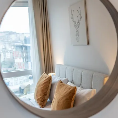 1-bdr Apt With View Poolgym Near Airport Metro *