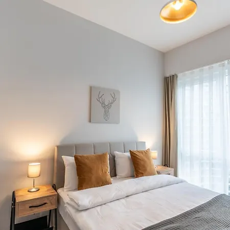 Apartment 1-bdr Apt With View Poolgym Near Airport Metro *
