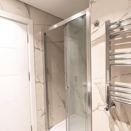 1-bdr Apt With View Poolgym Near Airport Metro *
