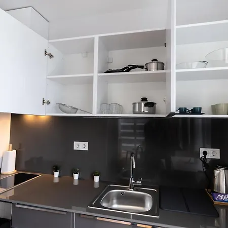 1-bdr Apt With View Poolgym Near Airport Metro *