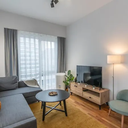Apartment 1-bdr Apt With View Poolgym Near Airport Metro *