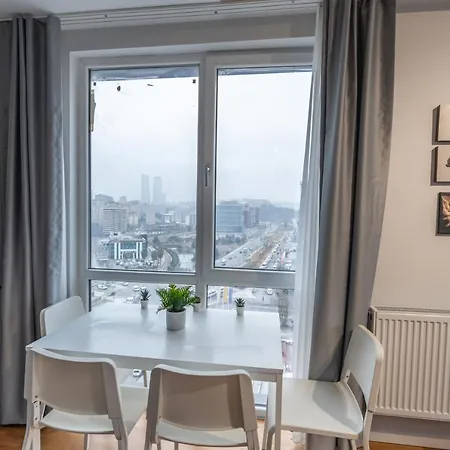 1-bdr Apt With View Poolgym Near Airport Metro